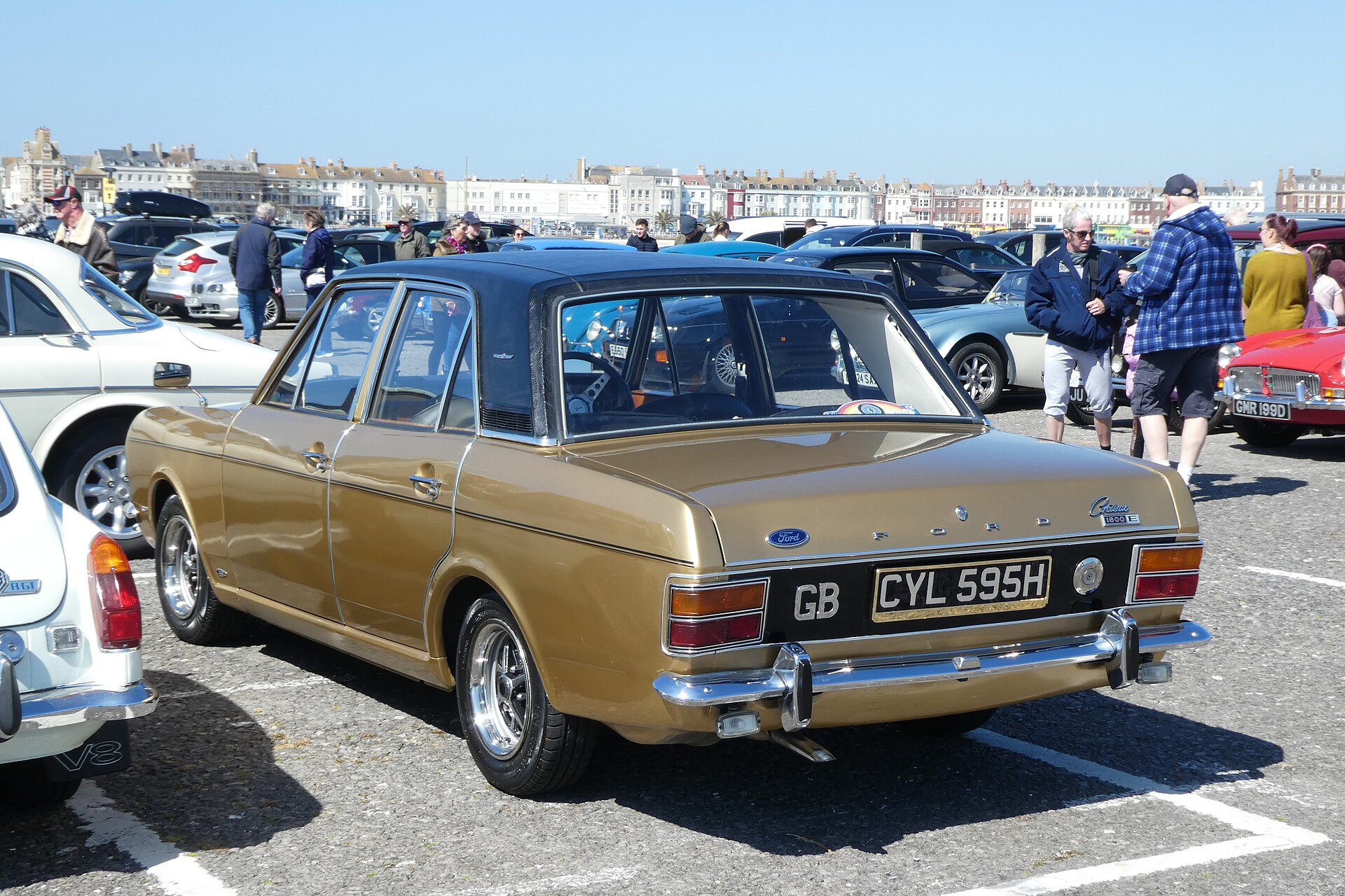 Ford Cortina Mk3 1600E executive saloon from 1970, the pre-facelift halo trim with vinyl roof and Rostyle wheels