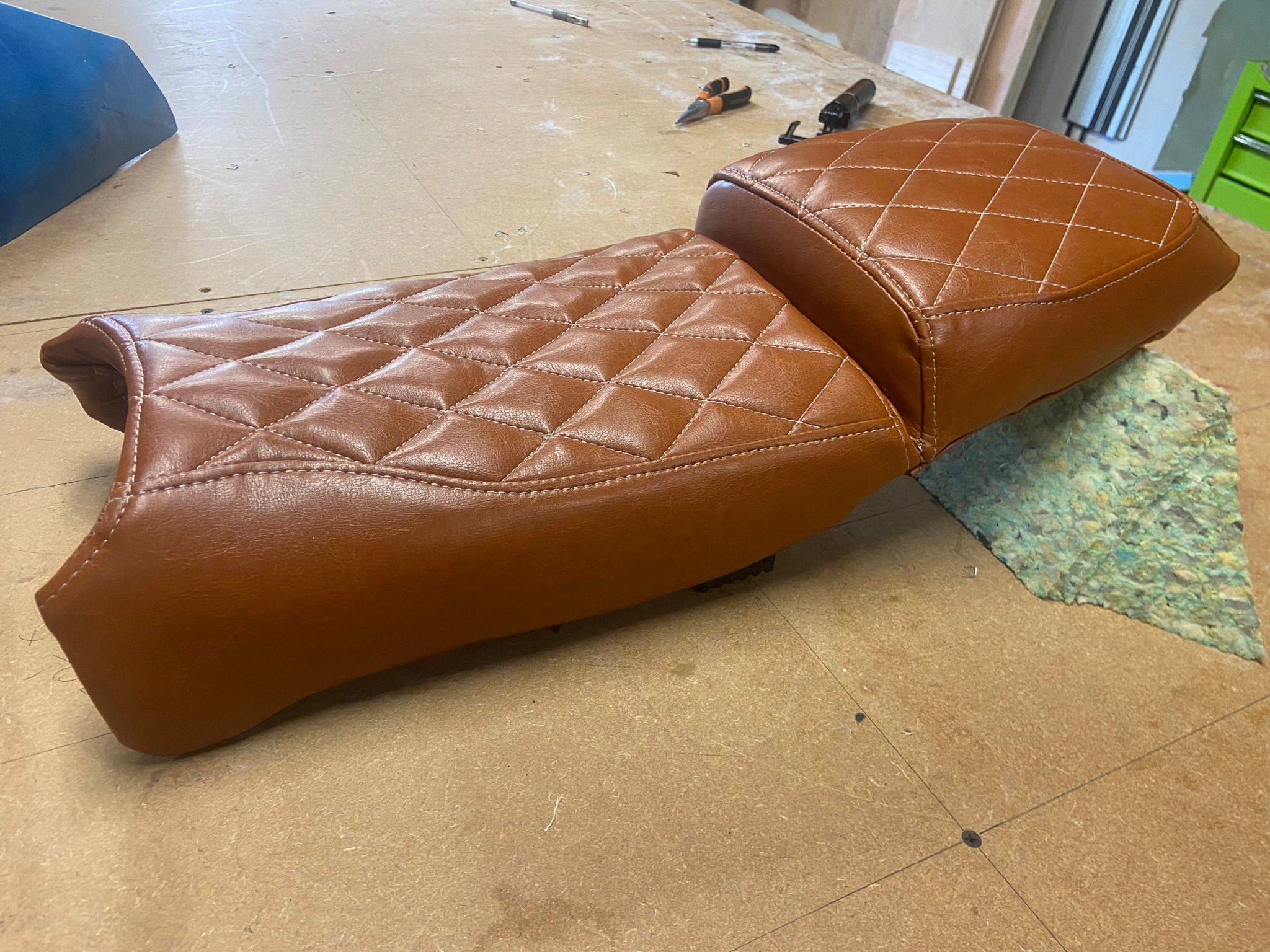 Custom diamond-quilted tan leather seat for the GS500F cafe racer – made with a local upholsterer